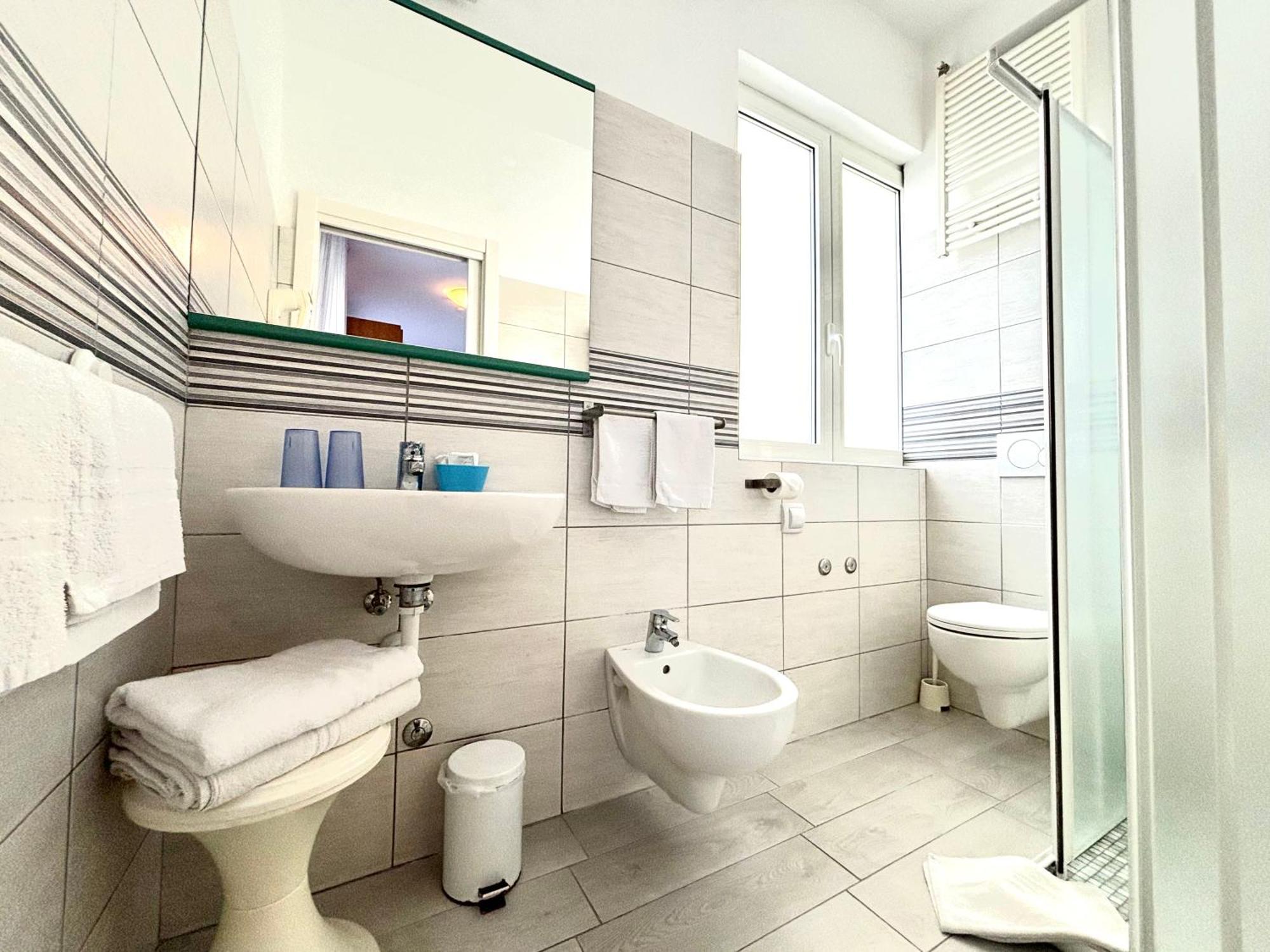 Hotel Iride Suite & Breakfast- Ideale Per Famiglie E Coppie Riccione Værelse billede