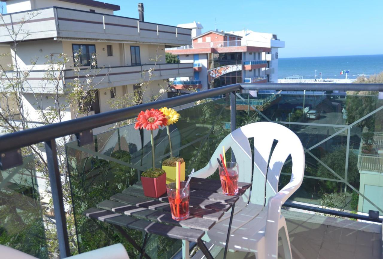 Hotel Iride Suite & Breakfast- Ideale Per Famiglie E Coppie Riccione Eksteriør billede